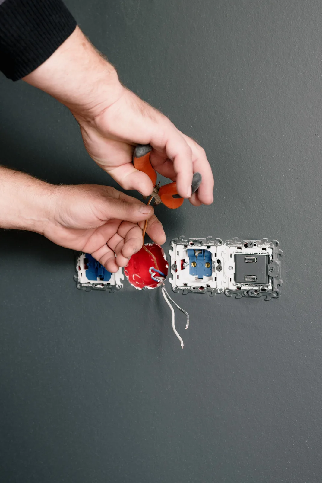 Stripping conductors at an outlet box, for flickering lights in Abbotsford